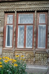 Fototapeta na wymiar Old wooden houses in Ryazan. Beautiful platbands.