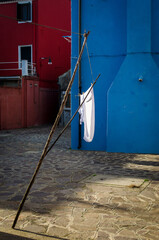 Bucato steso ad asciugare fra le case colorate di Burano