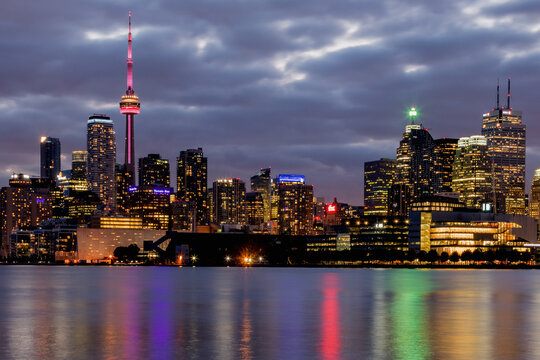 Torontos skyline in blue hour