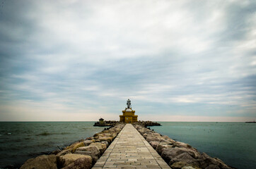 Panorama del faro di Punta Sabbioni vicino a Venezia in una giornata nuvolosa