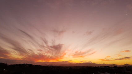 pôr do sol avermelhado