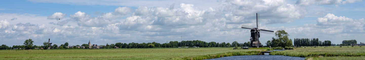 Fototapeta na wymiar Windmill Oude Weteringmolen near Streefkerk in the Alblasserwaard, Zuid-Holland Province, The Netherlands