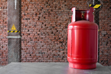 Obraz premium Red gas balloon on the metal workbench background. Front view.