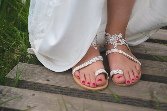 Les pieds de la mari&eacute;e