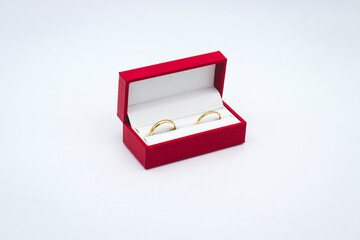 Deux alliances dans une boite rouge