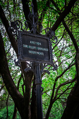 poste con desenfoque de arboles 