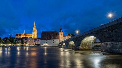 Fototapeta na wymiar Regensburg in der blauen Stunde