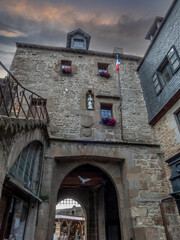 Fototapeta na wymiar Bâtisses dans la citadelle du mont Saint Michel