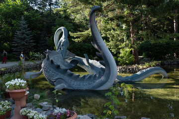 Obraz premium Sculpture of the battle of two dinosaurs in the zoo