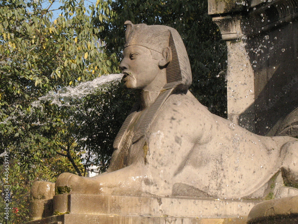 Wall mural sphinx, fontaine du palmier