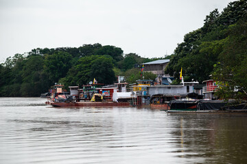 Fototapeta na wymiar Port of arrival of several fishing boats on the Orinoco river in Colombia.