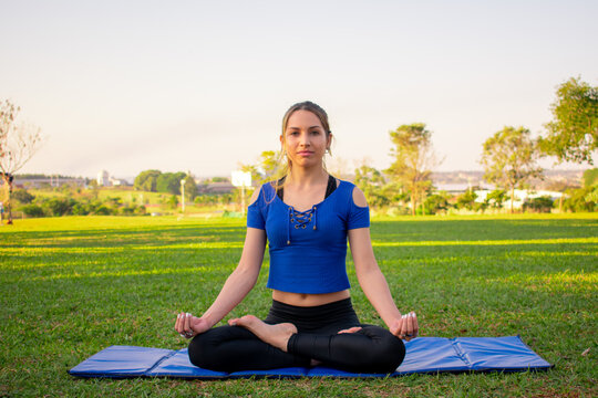 mujer hermosa de cabello casta&ntilde;o meditando para dominar el mundo