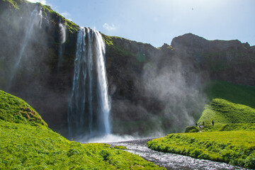 Der Wasserfall Seljalandsfoss liegt im Süden von Island. Der Fluss Seljalandsá stürzt hier 66 m tief und wird vom Gletscher des Eyjafjallajökull gespeist.