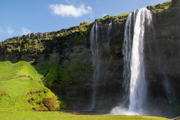 Der Wasserfall Seljalandsfoss liegt im Süden von Island. Der Fluss Seljalandsá stürzt hier 66 m tief und wird vom Gletscher des Eyjafjallajökull gespeist.