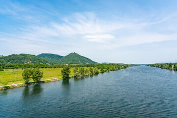 Fototapeta na wymiar Donau mit Kahlenberg und Leopoldsberg im Hintergrund. Sommer auf der Donauinsel in Wien.