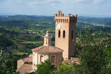 Fototapeta na wymiar Vista panoramica del borgo di San Miniato, Duomo e campagna. Toscana Italia Europa.