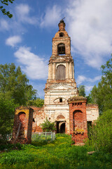 Fototapeta na wymiar the destroyed Orthodox church
