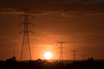 Torres de electricidad y atardecer