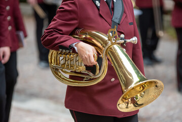 Posaune in den Armen eines Musikers, einer Musikerin, bei einer Blasmusikkapelle