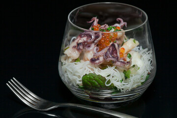Pintxo de Ensalada agridulce de noodles , vieras y langostinos del Bar Bitoke del Casco Viejo de Bilbao, Vizcaya, Pais Vasco.