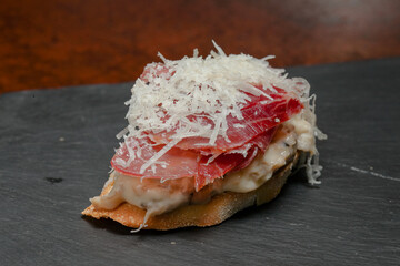 Pintxo de Setas al idiazabal y jamón ibérico del Hola Bar de Bilbao, Vizcaya, Pais Vasco. ©        M. Cuadro