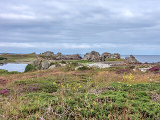 Paysage côtier en bord de mer avec des plages et des rochers en Bretagne