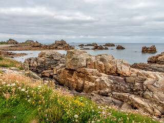 Fototapeta na wymiar Paysage côtier en bord de mer avec des plages et des rochers en Bretagne