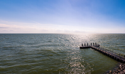 Obraz premium Pier als Anlegestelle für Boote an der Küste eines Meeres