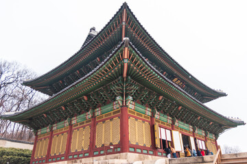 Fototapeta premium 겨울 눈내리는 창덕궁 인정전 