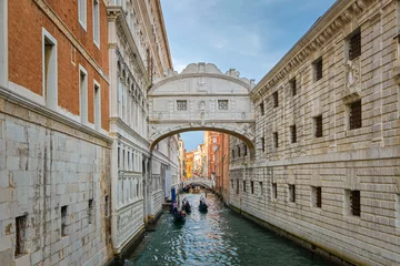 Cercles muraux Pont des Soupirs Classic view of bridge of Sighs or Ponte dei Sospiri connecting Doge's palace to New prison, Venice, Italy. Few gondolas navigate the rio or channel