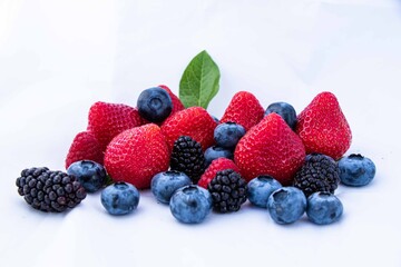 blueberries and raspberries 2021