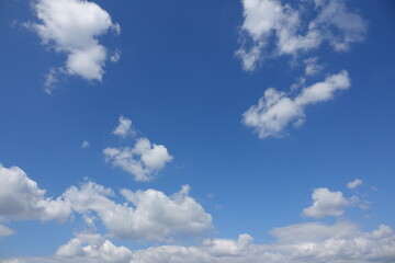 nuages et ciel bleu