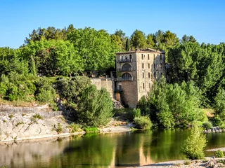 Photo sur Plexiglas Pont du Gard Grande bâtisse en bord de rivière près du pont du Gard