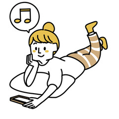 寝そべりながらタブレットで動画視聴をしている女性