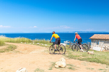 Croatia, Istria, Liznjan, happy couple on a seaside biketour
