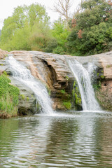Fototapeta premium Salto de agua y molino