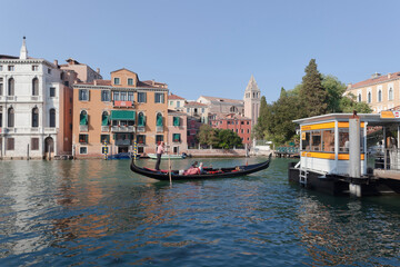 Fototapeta na wymiar Venezia. Gondoliere alla fermata del vaporetto dell' Accademia sul Canal Grande.