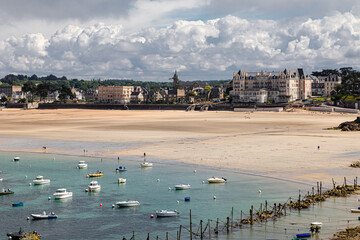 Naklejka premium the beach of Saint Lunaire, in Brittany