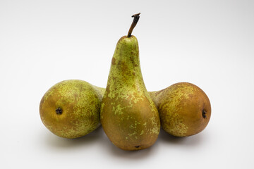 Peras maduras tipo conferencia con fondo blanco