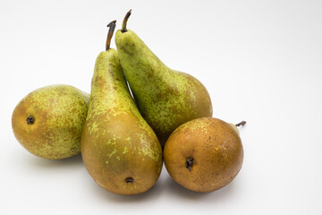 Peras maduras tipo conferencia con fondo blanco
