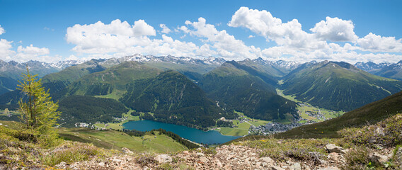Fototapeta na wymiar stunning lookout from Parsenn ridgeway to lake and tourist resort Davos, swiss alps