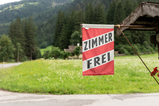 Zimmer frei, rot wei&szlig;e Fahne