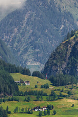 Fototapeta na wymiar kleines Dorf am Fuß des Spitzkogels nahe Matrei, Osttirol