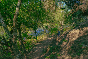 Fototapeta na wymiar hombre caminando al costado del riacho Nogueira