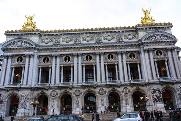 Fototapeta na wymiar A view of the Paris opera house 