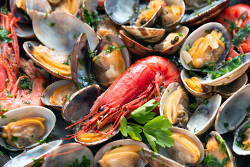 Padella con zuppa di gamberi e vongole veraci, Cibo Mediterraneo 