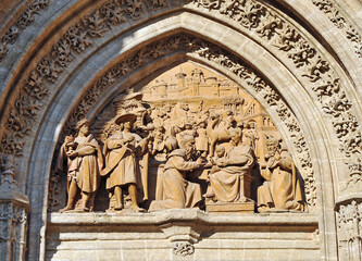 Fototapeta premium Puertas de la Catedral de Sevilla. Tímpano de la Puerta de Palos o Puerta de la Adoración de los Magos. Escultura del Renacimiento en Andalucía España