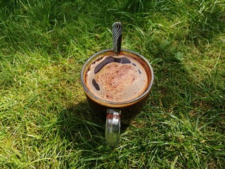 klasyczna kawa w ogrodzie 