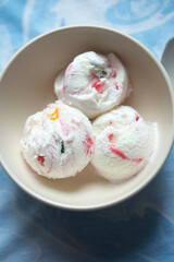 Vanilla and strawberry ice cream with jellies 