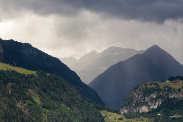 Fototapeta premium Sommergewitter und Unwetterstimmung im Tal in Matrei, Österreich